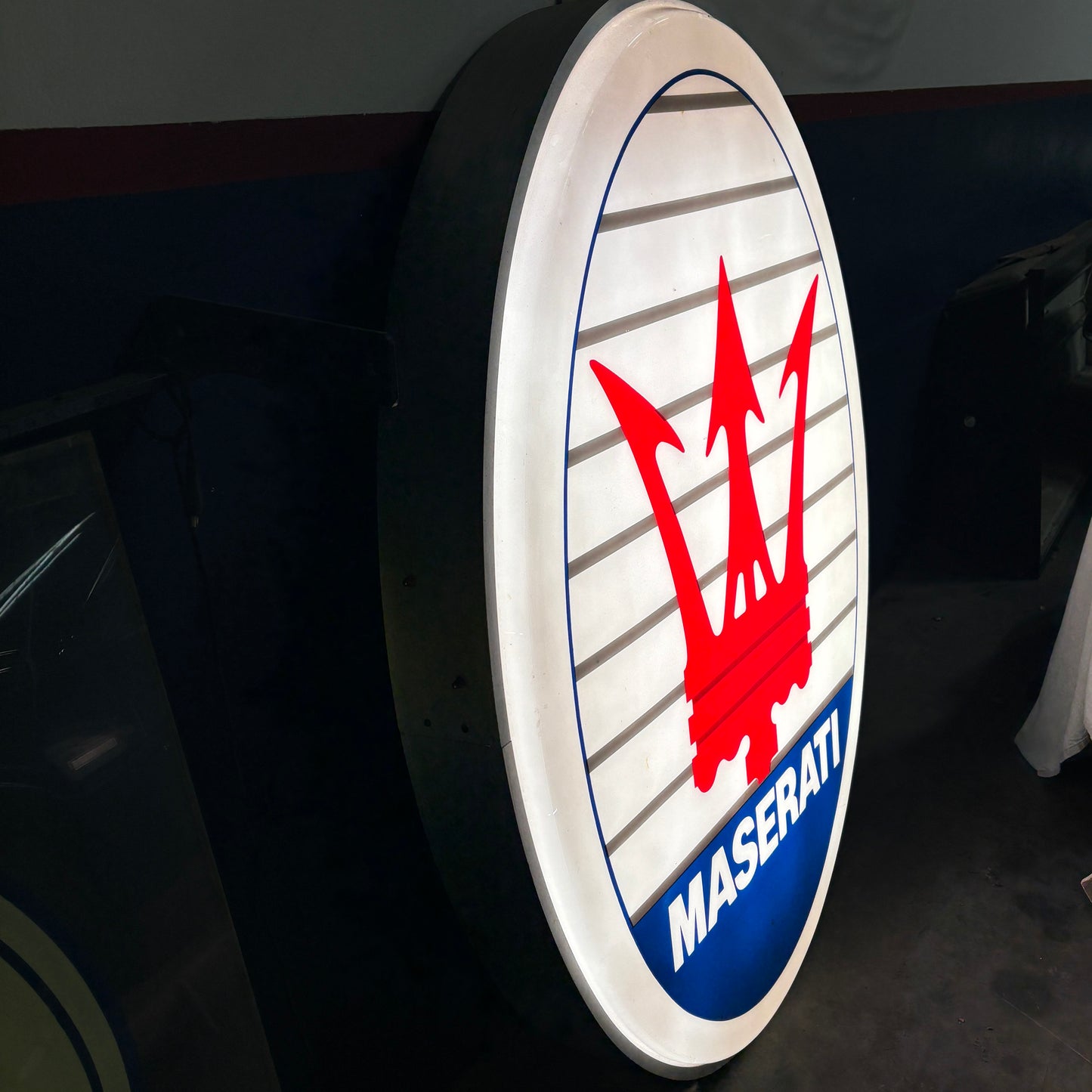 INSEGNA MASERATI LUMINOSA MONOFACCIALE