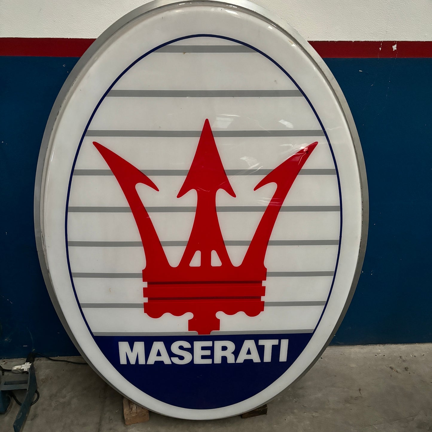 INSEGNA MASERATI LUMINOSA MONOFACCIALE
