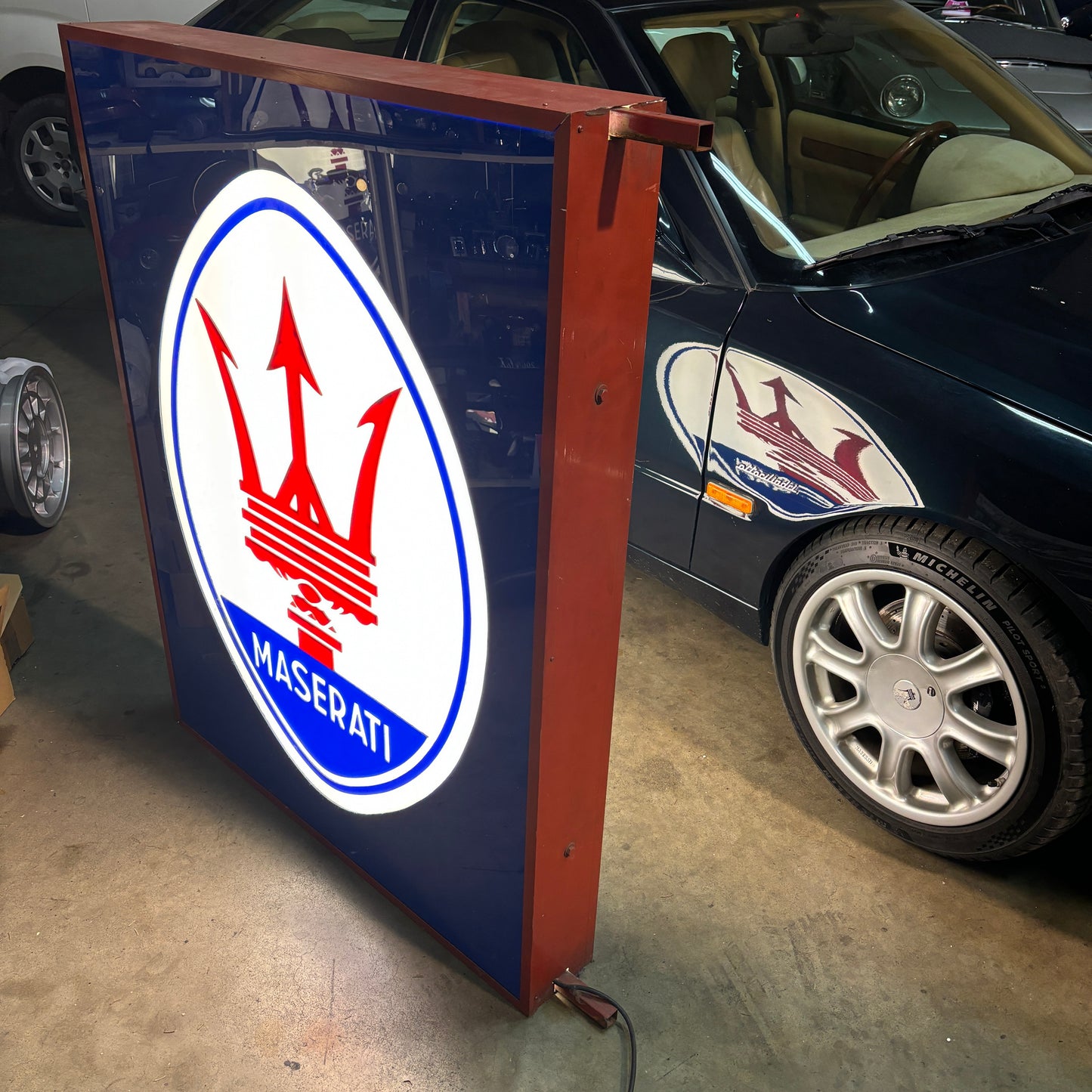 INSEGNA MASERATI LUMINOSA BIFACCIALE